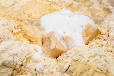 Hamur malzemeleri: hamur mayası, un, şeker fırında karıştırılmaya hazır. Üretimde profesyonel yoğurucu makinesiyle hamur hazırlama.