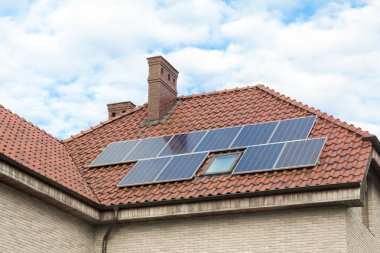 Evin çatısı güneş panelleriyle kaplı. Alternatif Elektrik Kaynağı - Sürdürülebilir Kaynaklar Kavramı