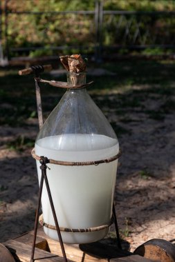 İçinde kaçak içki olan büyük cam bir şişe. Kaçak içki evde yapılan güçlü bir alkollü içecektir. Sarhoşluk kavramı
