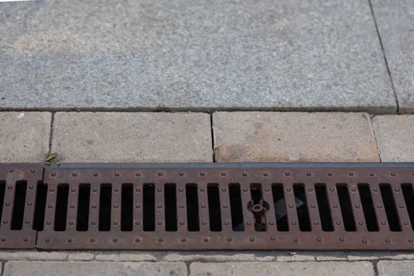 Ein Rostiges Sturmablaufgitter Straßenrand Städtische Infrastruktur Straßenschutz Vor Überschwemmungen Starkregen — Stockfoto