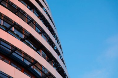 Gün batımında gökyüzünün arka planına karşı tamamlanmamış çok katlı bir konut veya ticari mülk parçası.