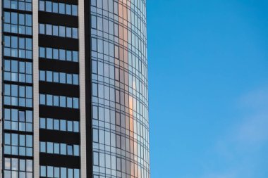 Gün batımında gökyüzünün arka planına karşı tamamlanmamış çok katlı bir konut ya da ticari mülk parçası. Boşluğu kopyala.