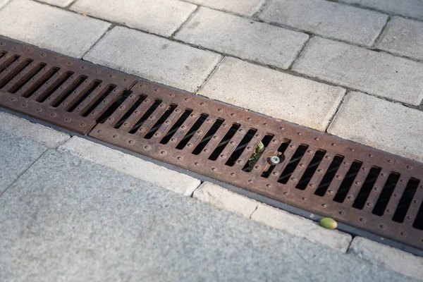 Una Grata Scolo Arrugginita Sul Ciglio Della Strada Infrastrutture Urbane — Foto Stock