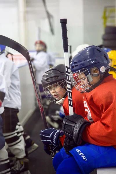 Les jeunes joueurs de hockey s'inquiètent de leur jeu — Photo