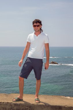 okyanus arka planda man