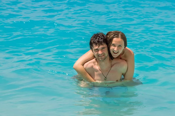 Couple in love in the sea — Stock Photo, Image