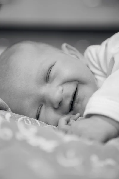 Nyfødte baby smiler - Stock-foto