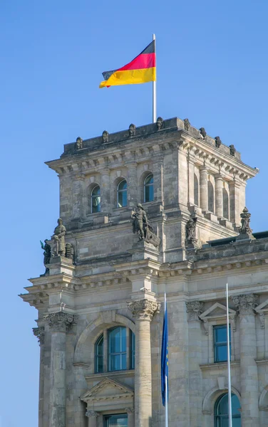 Berlin reichstag με σημαία — Φωτογραφία Αρχείου