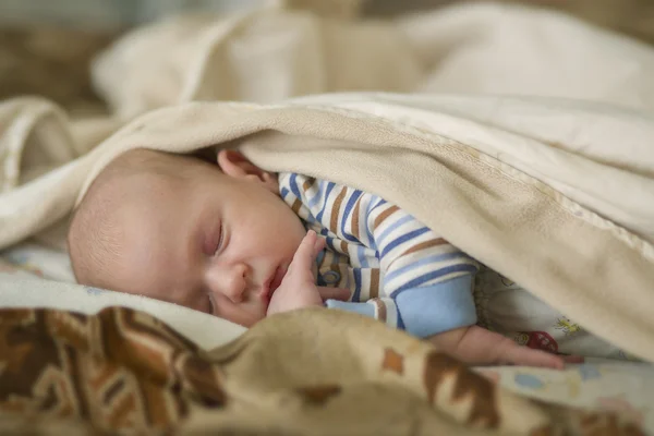 Le nouveau-né dort dans le berceau — Photo