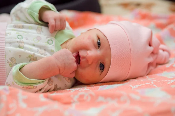 Yeni doğmuş bir bebek hormonal döküntü