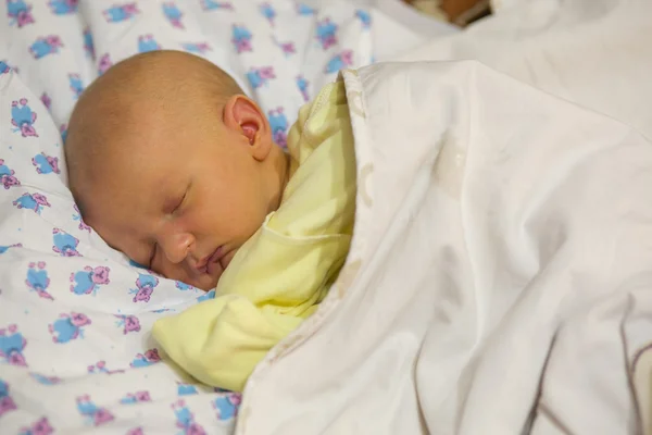 Yeni doğmuş bir bebek sarılık — Stok fotoğraf