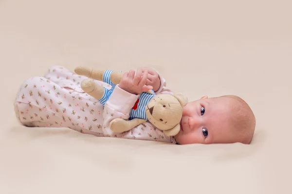 Criança infantil com um brinquedo — Fotografia de Stock