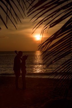 gün batımında sevenler