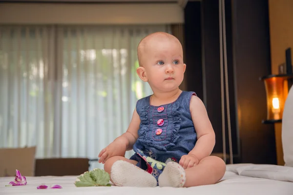 Küçük kız yatak odasında