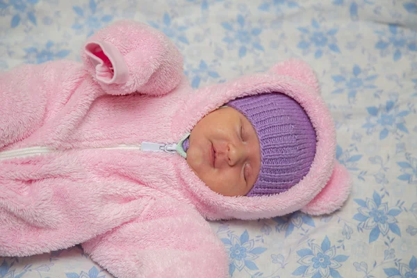 Bebê recém-nascido em traje de urso — Fotografia de Stock