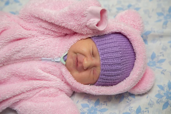 Bebê recém-nascido em traje de urso — Fotografia de Stock