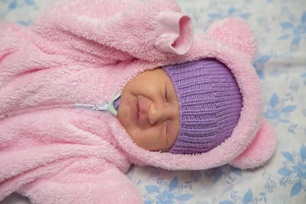 クマの縫いぐるみで生まれたばかりの赤ちゃん — ストック写真