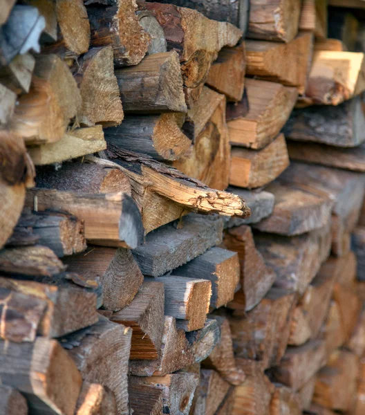 Netjes gestapelde brandhout — Stockfoto