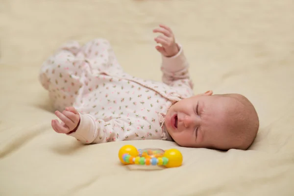 Yalan ve ağlıyor yeni doğan bebek