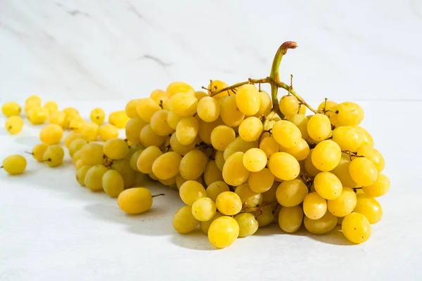 Cacho Uvas Uvas Amarelas Douradas Doces Suculentas Sem Sementes Fecham — Fotografia de Stock
