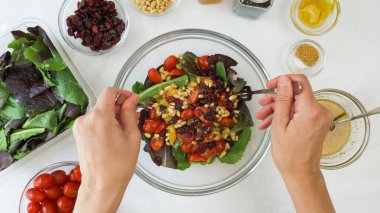 Cam kasede taze marul salatası karıştırıyorum. Kiraz domatesli marul salatası, kuru kızılcık, fındık ve ballı hardal salatası sosu tarifi.