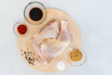 Plastik kapta tavuk budu ve biber, baharat, tuz, soya sosu ve baharat gibi terbiye malzemeleri doğrudan yukarıdan kapanıyor.