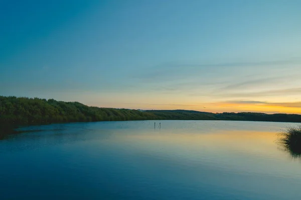 Atardecer Tranquilo Lago Con Cielo Colorido Fondo Suave Reflexión Sobre — Foto de Stock