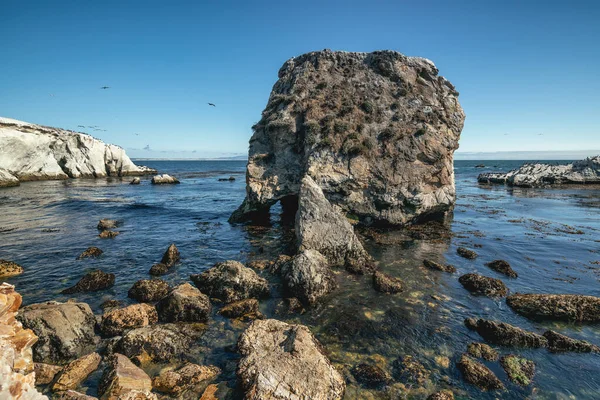 Rotsachtige Kliffen Bij Heldere Blauwe Lucht Achtergrond — Stockfoto