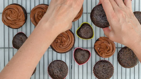 Cupcakes Chocolate Rack Refrigeração Vista Perto Cima Mãos Mulher — Fotografia de Stock