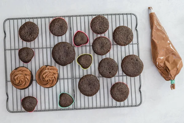 초콜릿 버터크림이 초콜릿 케익을 페이스트리 사용하여 거품을 내면서 과정을 마무리 — 스톡 사진