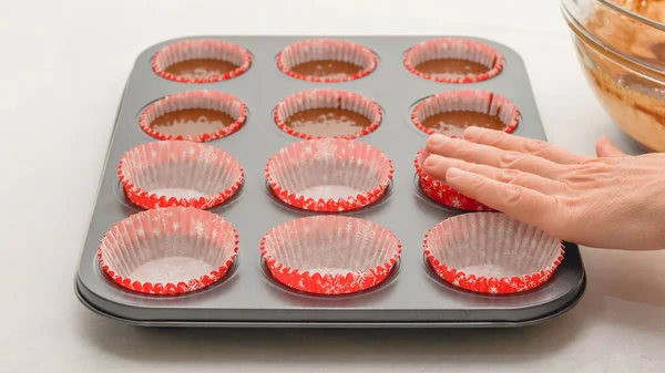 Poêle Muffins Avec Doublures Papier Cupcake Près Table Cuisine Mains — Photo