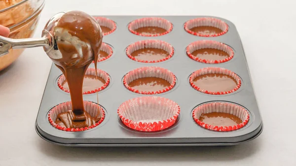 Chef Derramando Massa Bolo Chocolate Uma Panela Cupcake Forrado Cupcakes — Fotografia de Stock
