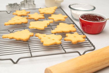 Ahududu reçelli klasik Shortbread kurabiyeleri. Kurabiyeler soğutucuyu kapatır, pişirme işlemini kapatır