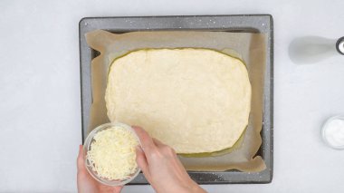 Ekmek hamuru ve mozarella peyniri. Pişirme işlemini kapat, düz yat