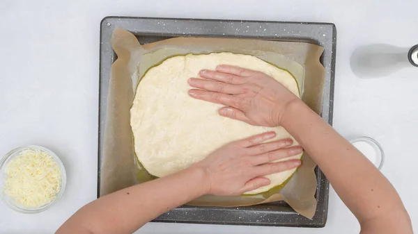 Massa Pão Perto Assadeira Mulher Gentilmente Desfraldar Massa Pão Assadeira — Fotografia de Stock