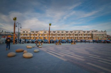 Pismo Beach, California, ABD - 1 Ocak 2021 Pismo Beach Pier Plaza ve sahile yakın bir park yeri.