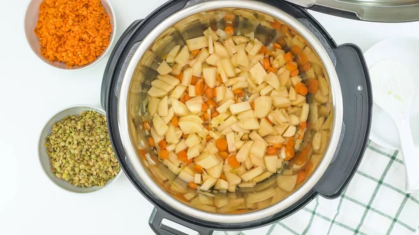 Receta Cocina Múltiple Cocinar Verduras Zanahoria Papas Lentejas Algunos Ingredientes — Foto de Stock