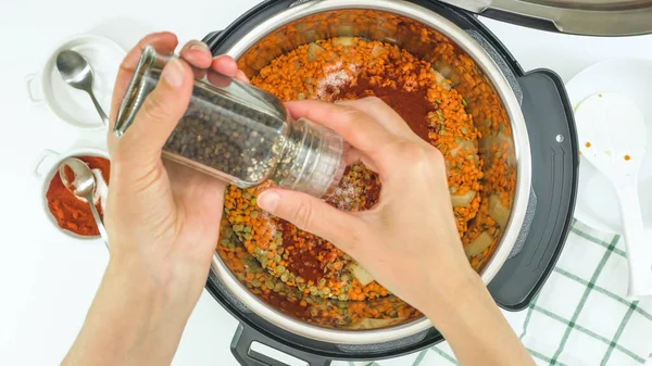 Receta Sopa Lentejas Cocinar Con Cocina Moderna Multi Mujer Añade —  Fotos de Stock