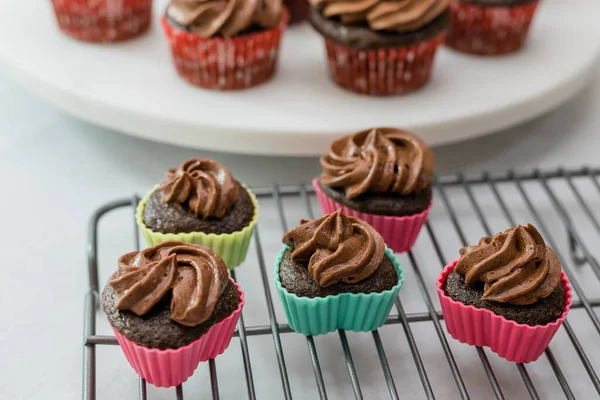 Mini Čokoládové Cupcakes Srdci Tvaru Křemíku Pečení Formy Zblízka Chladicím — Stock fotografie
