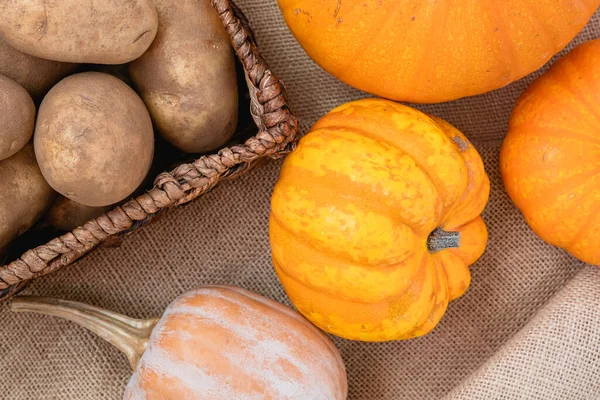 Las Patatas Cesta Las Calabazas Cierran Sobre Fondo Rústico Directamente —  Fotos de Stock