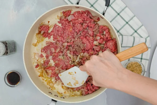 Carne Molida Cebolla Picada Chef Mezclando Ingredientes Crudos Sartén Proceso —  Fotos de Stock