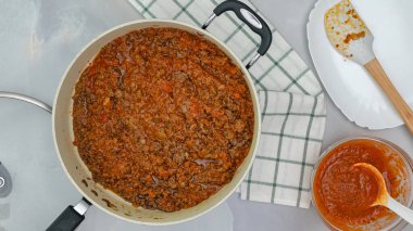 Baharatla kızartılmış sığır eti ve marinara sosu kızartma tavasına yukarıdan yakın. Adım adım biftek lazanya tarifi