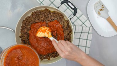 Kızarmış et, doğranmış soğan, karabiber ve tavada baharatlı sarımsak. Şef tavaya marinara sosu ekler. Biftek lazanyası adım adım tarifi