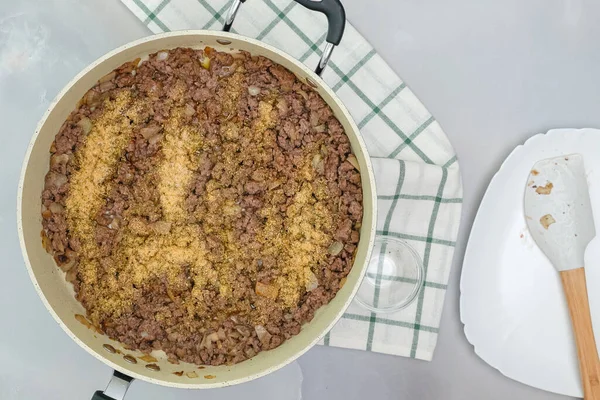 Carne Molida Cebolla Picada Condimento Ajo Cerca Sartén Puesta Plana —  Fotos de Stock