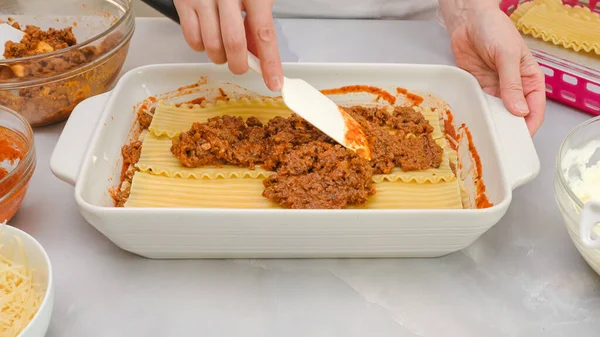 Adım adım biftek lazanya tarifi. Marinara soslu kızarmış sığır eti katmanı. Ön tarafı kapatın, kadın elleri