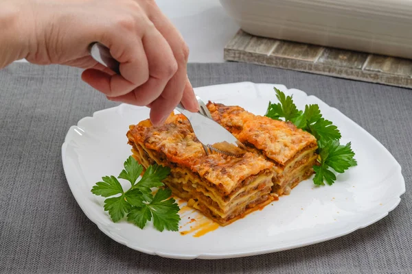 Lasanha Carne Servida Com Salsa Fresca Perto Placa — Fotografia de Stock