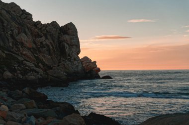 Gün batımında Morro Rock 'ta. Morro Körfezi Eyalet Parkı, Kaliforniya kıyı şeridi