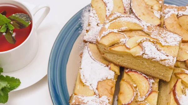 Trancher Tarte Aux Pommes Près Sur Une Assiette Une Tasse — Photo