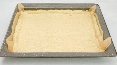 Pizza hamuru fırın tepsisinde Açık gri arka planda yakın çekim