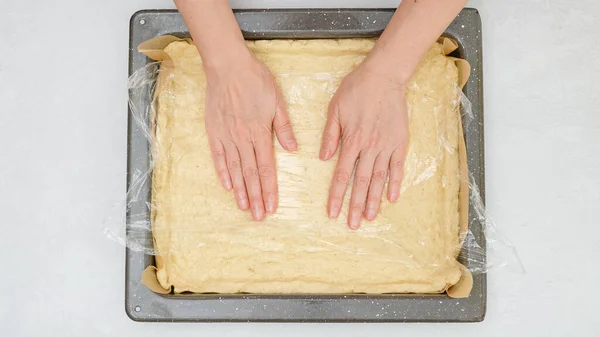 Frauenhände Legen Pizzateig Auf Backform Nahsicht Von Oben — Stockfoto